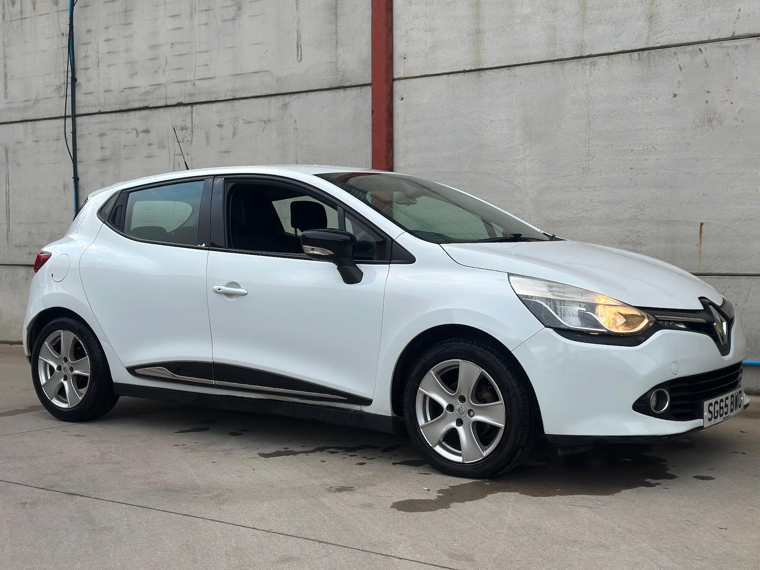 Used Renault Clio 2015 for sale - 76620489: Photo 2
