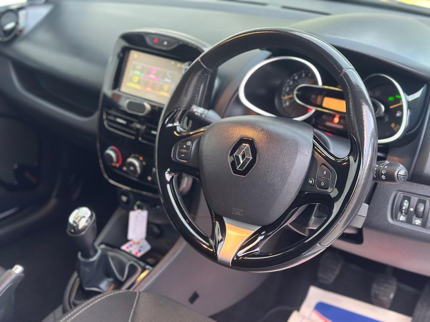 Used Renault Clio 2015 for sale - 76620489: Photo 23
