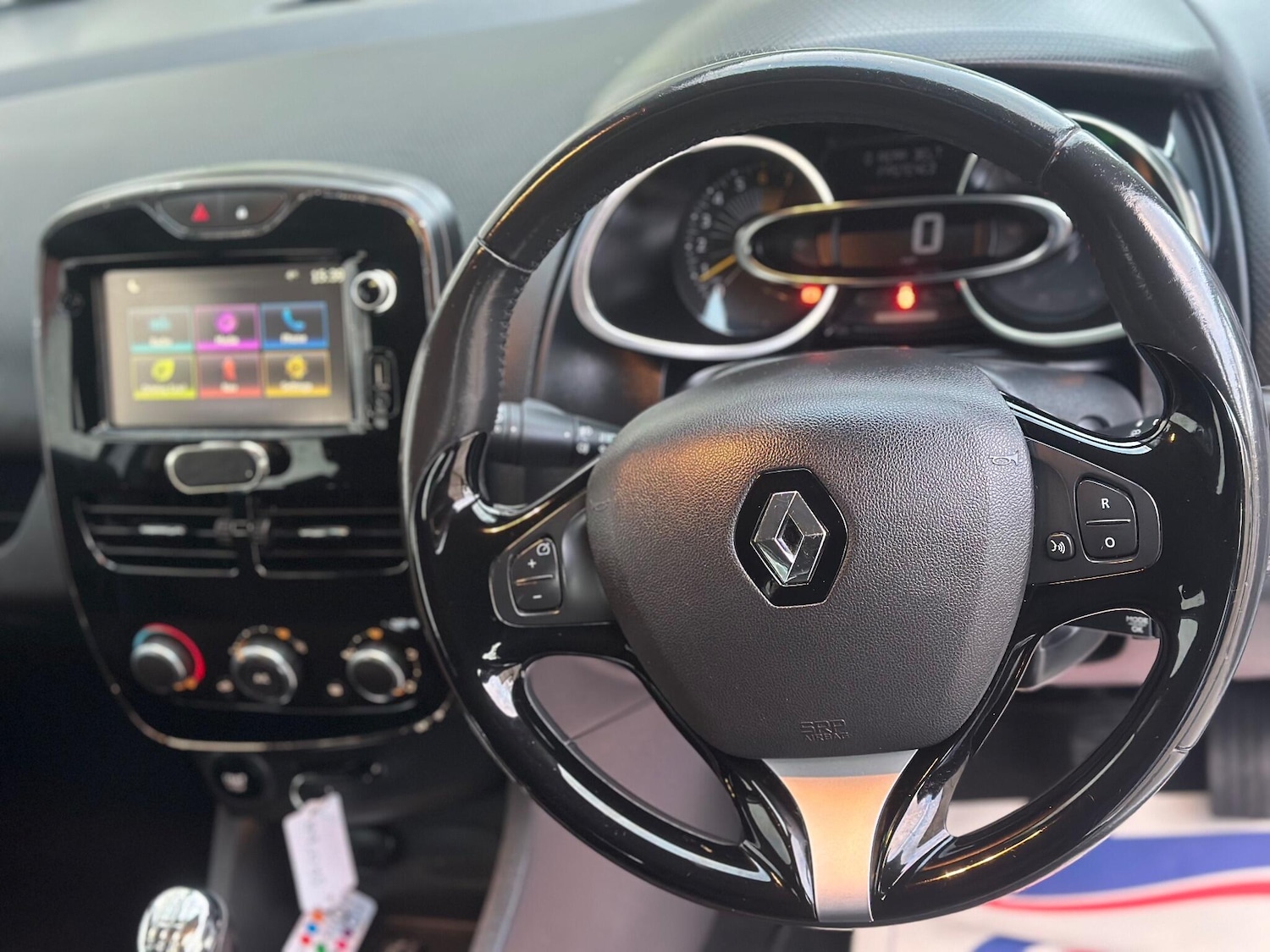 Used Renault Clio 2015 for sale - 76620489: Photo 24