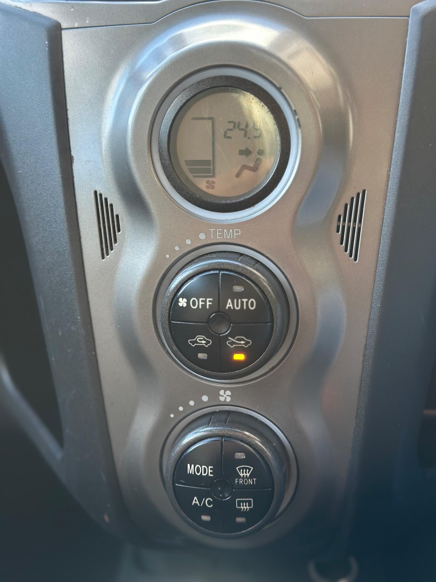 Used Toyota Yaris 2011 for sale - 76765777: Photo 19