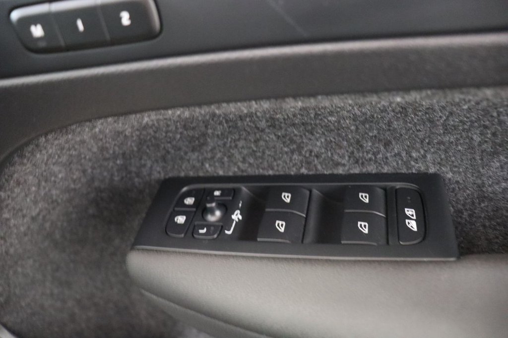 Used Volvo XC40 2023 for sale - 76297099: Photo 32