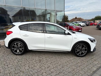 Used Ford Focus 2020 for sale - 76026296: Photo 2