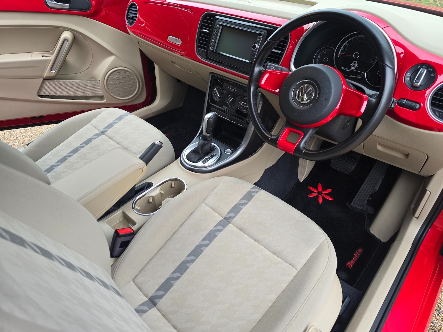 Used Volkswagen Beetle 2018 for sale - 76347424: Photo 12