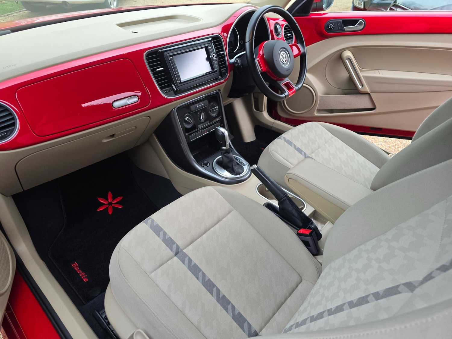 Used Volkswagen Beetle 2018 for sale - 76347424: Photo 14