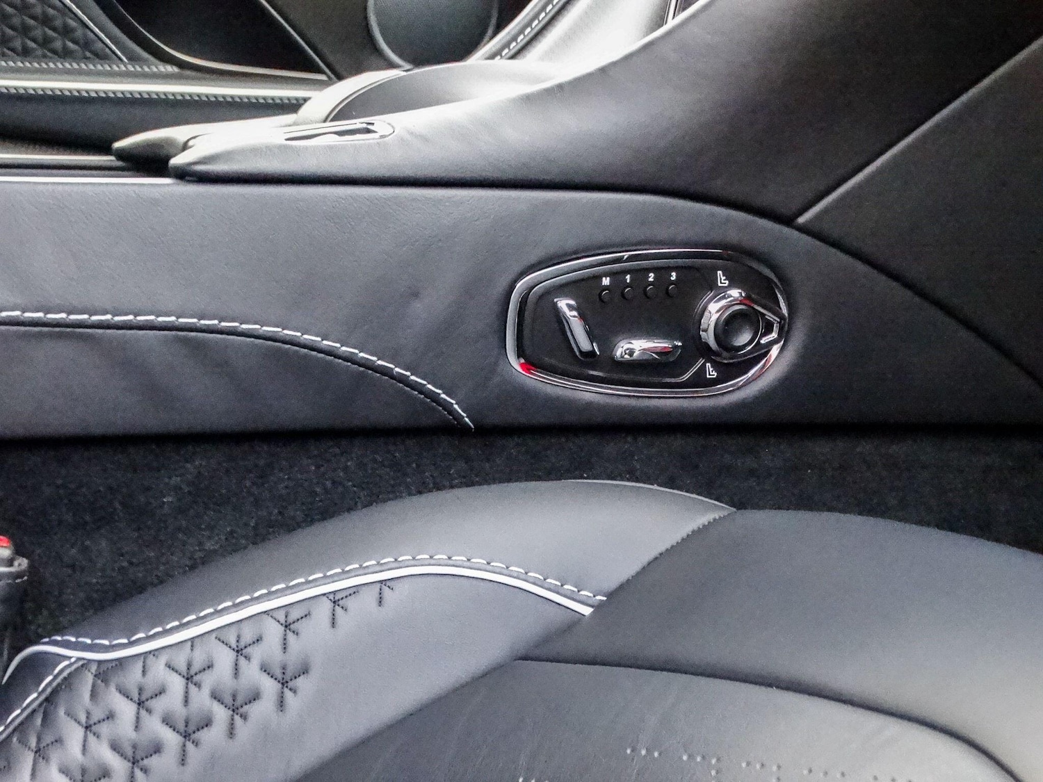 Used Aston Martin DBS 2024 for sale - 76658956: Photo 41