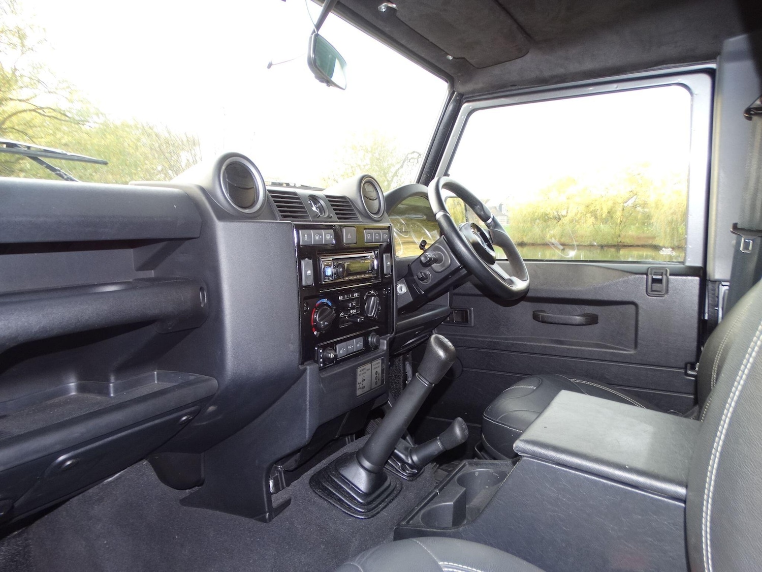 Used Land Rover Defender 90 2015 for sale - 76659064: Photo 15