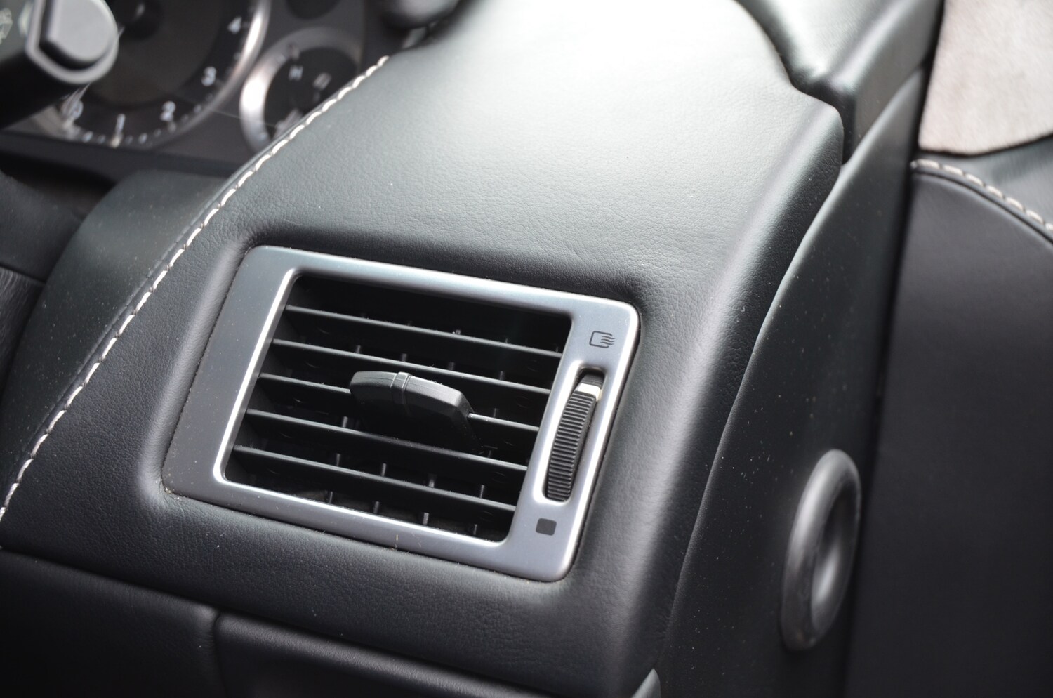 Used Aston Martin Vantage 2009 for sale - 77945794: Photo 43