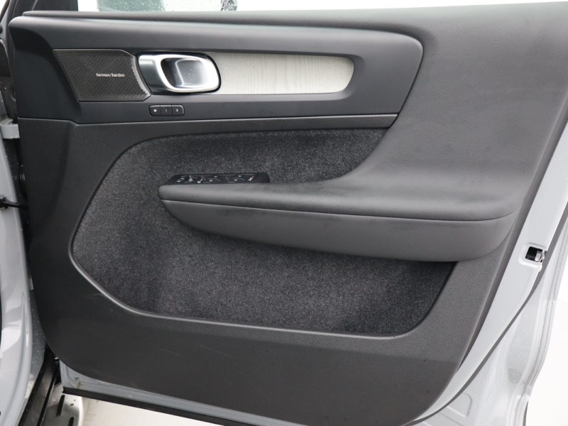 Used Volvo XC40 2025 for sale - 76982159: Photo 25