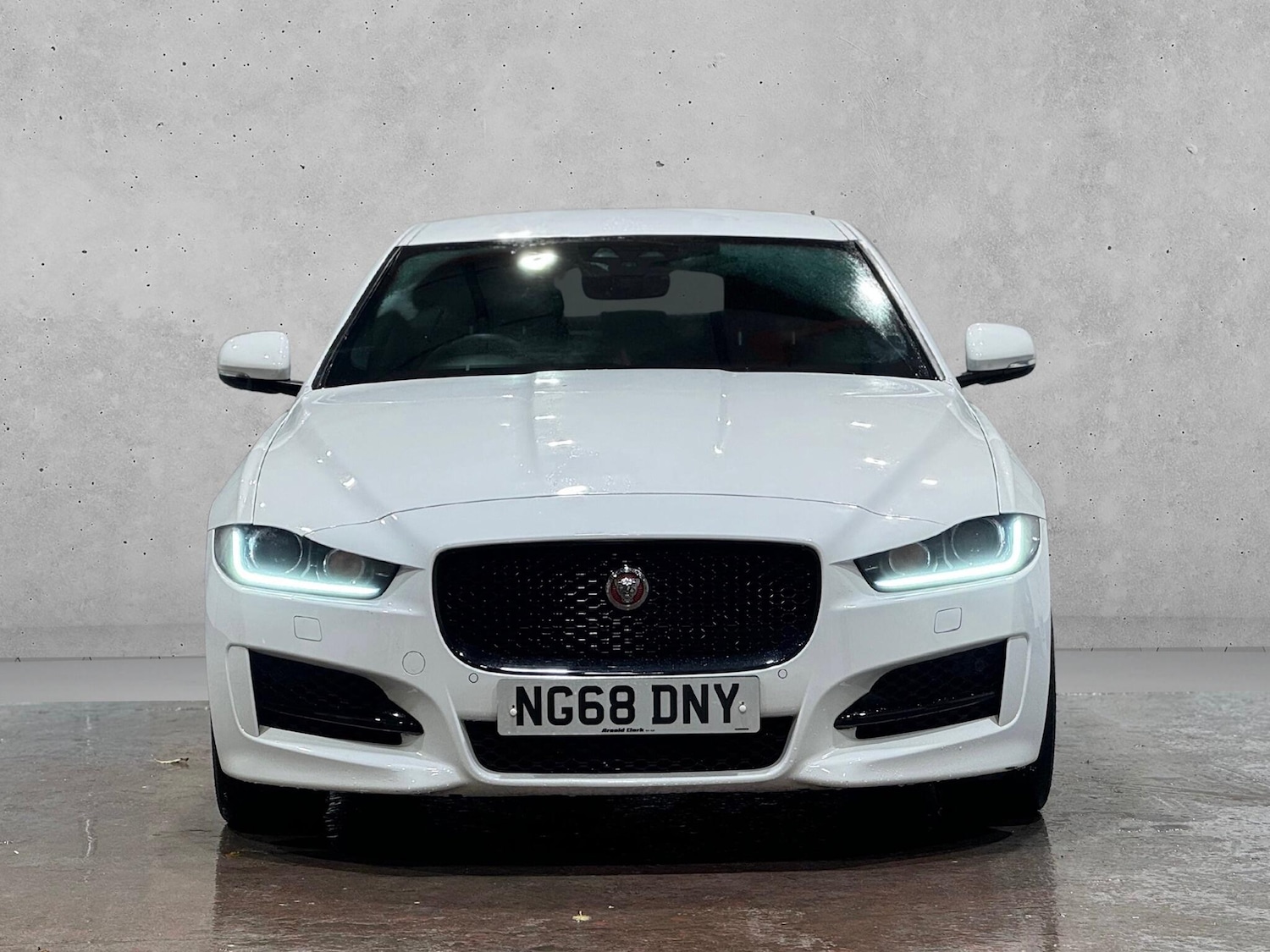 Used Jaguar XE 2019 for sale - 76965062: Photo 2
