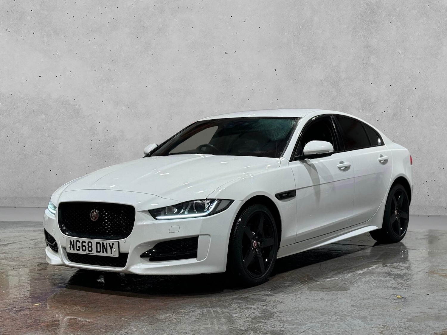 Used Jaguar XE 2019 for sale - 76965062: Photo 4