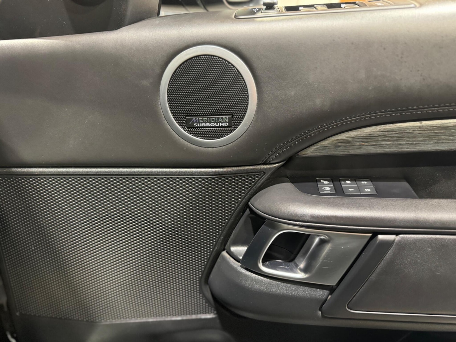 Used Land Rover Discovery 2019 for sale - 75964737: Photo 17