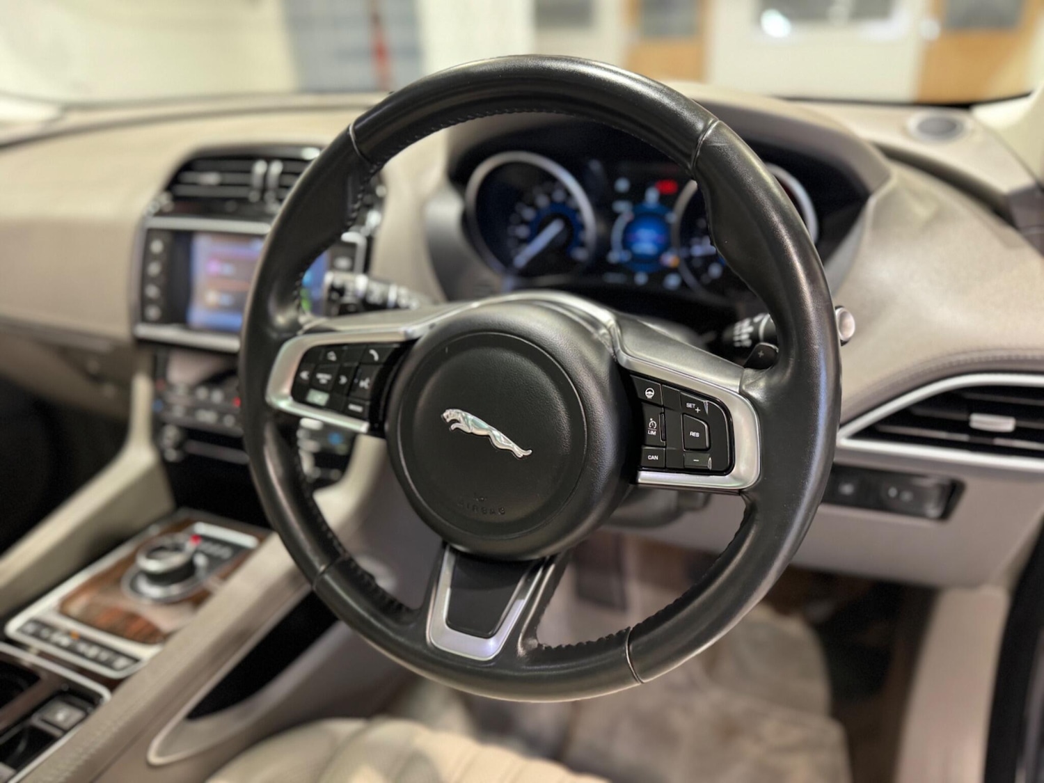 Used Jaguar F-Pace 2017 for sale - 77315204: Photo 9