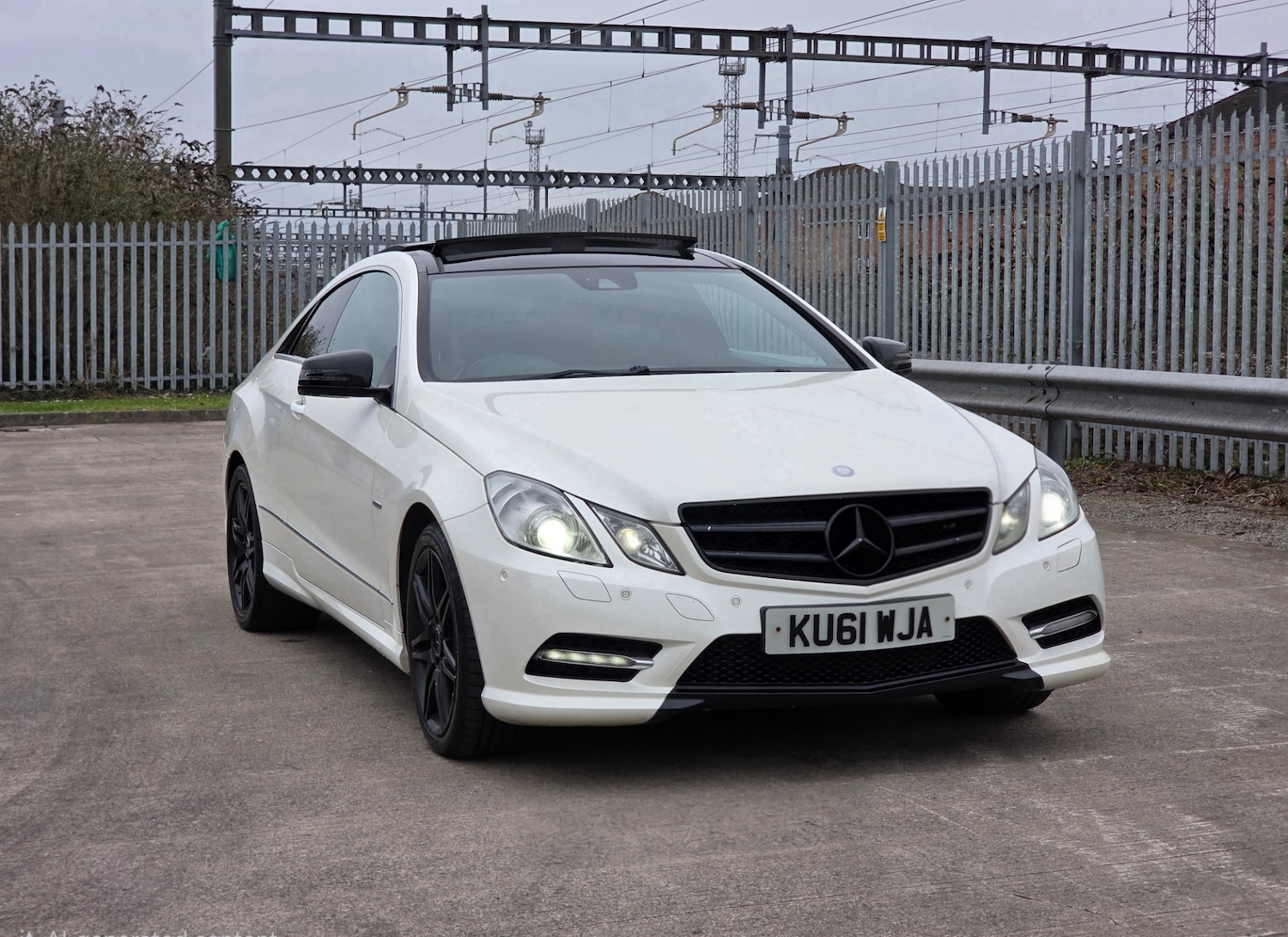 Used Mercedes-Benz E Class 2011 for sale - 77737023: Photo 3
