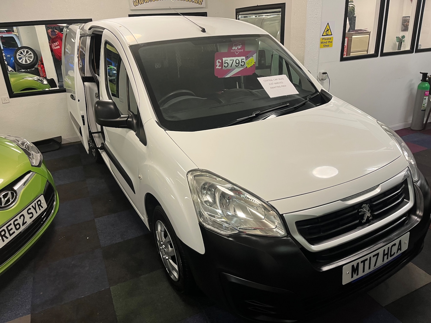 Used Peugeot Partner 2017 for sale - 76961847: Photo 2