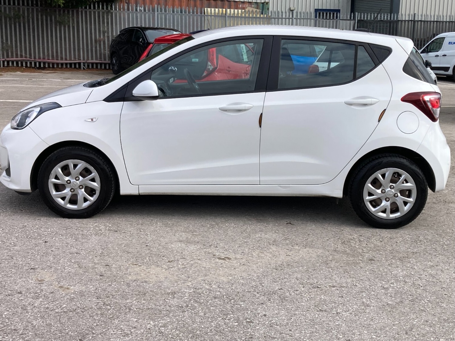 Used Hyundai i10 2017 for sale - 76375472: Photo 8