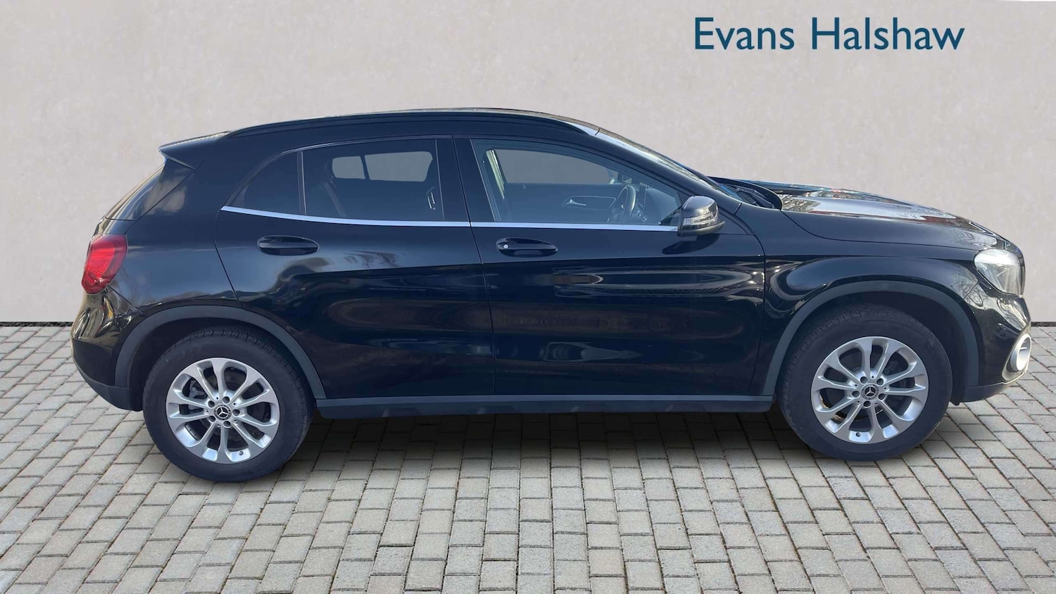 Used Mercedes-Benz GLA 2018 for sale - 77649031: Photo 2