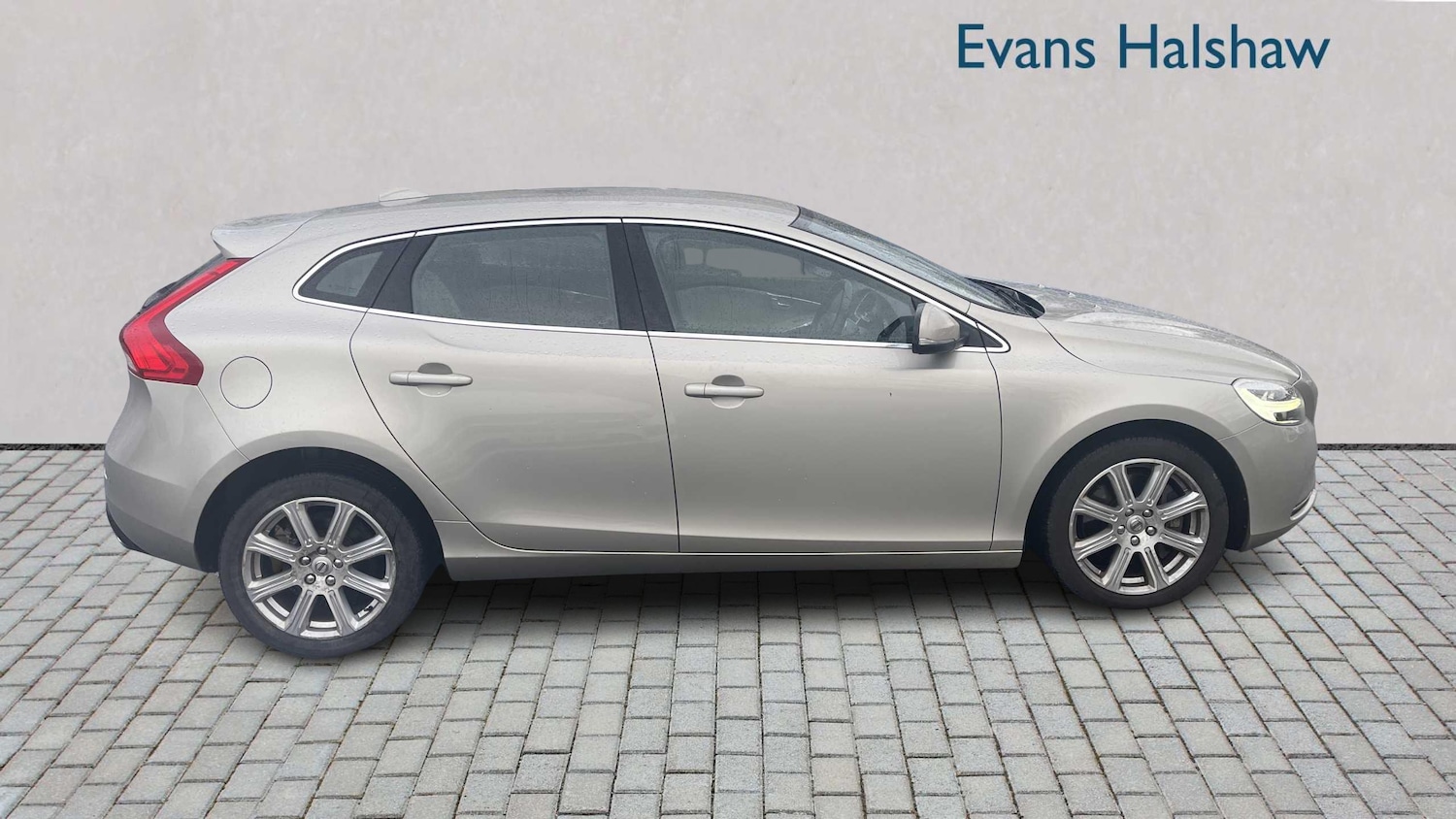 Used Volvo V40 2017 for sale - 77500453: Photo 2