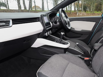 Used Renault Clio 2022 for sale - 76552962: Photo