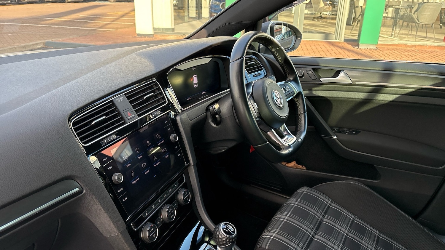 Used Volkswagen Golf 2018 for sale - 76467872: Photo 2