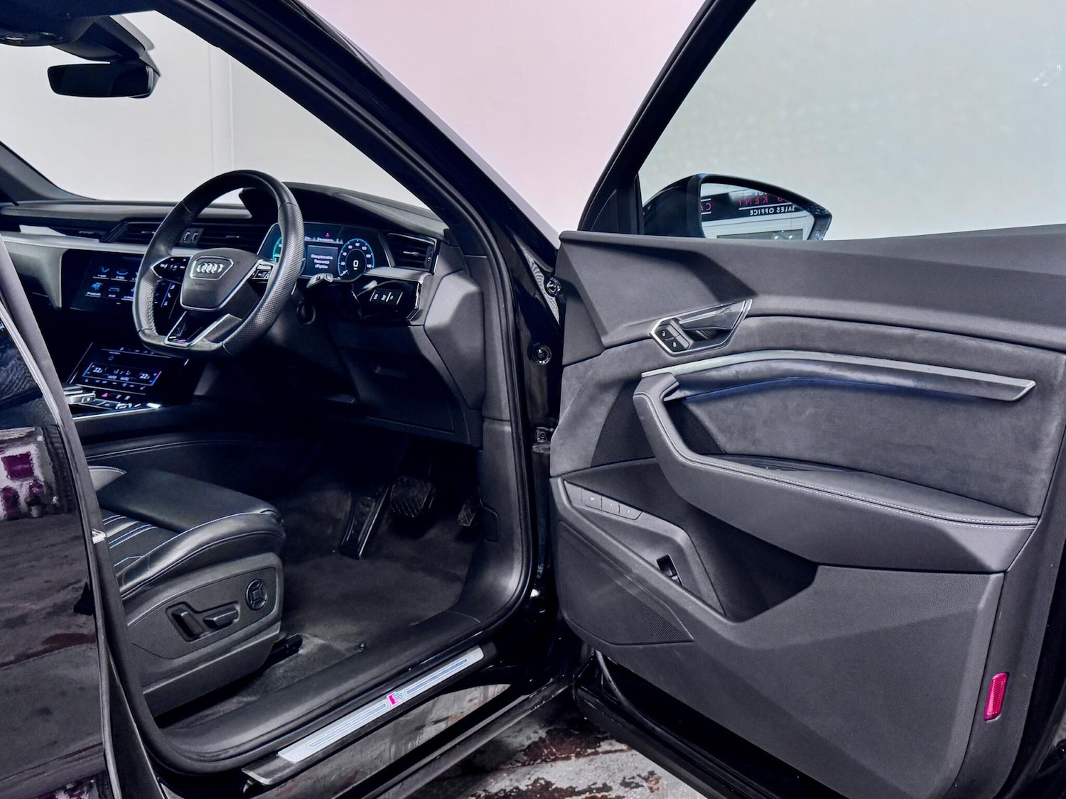 Used Audi e-tron 2023 for sale - 77496604: Photo 14