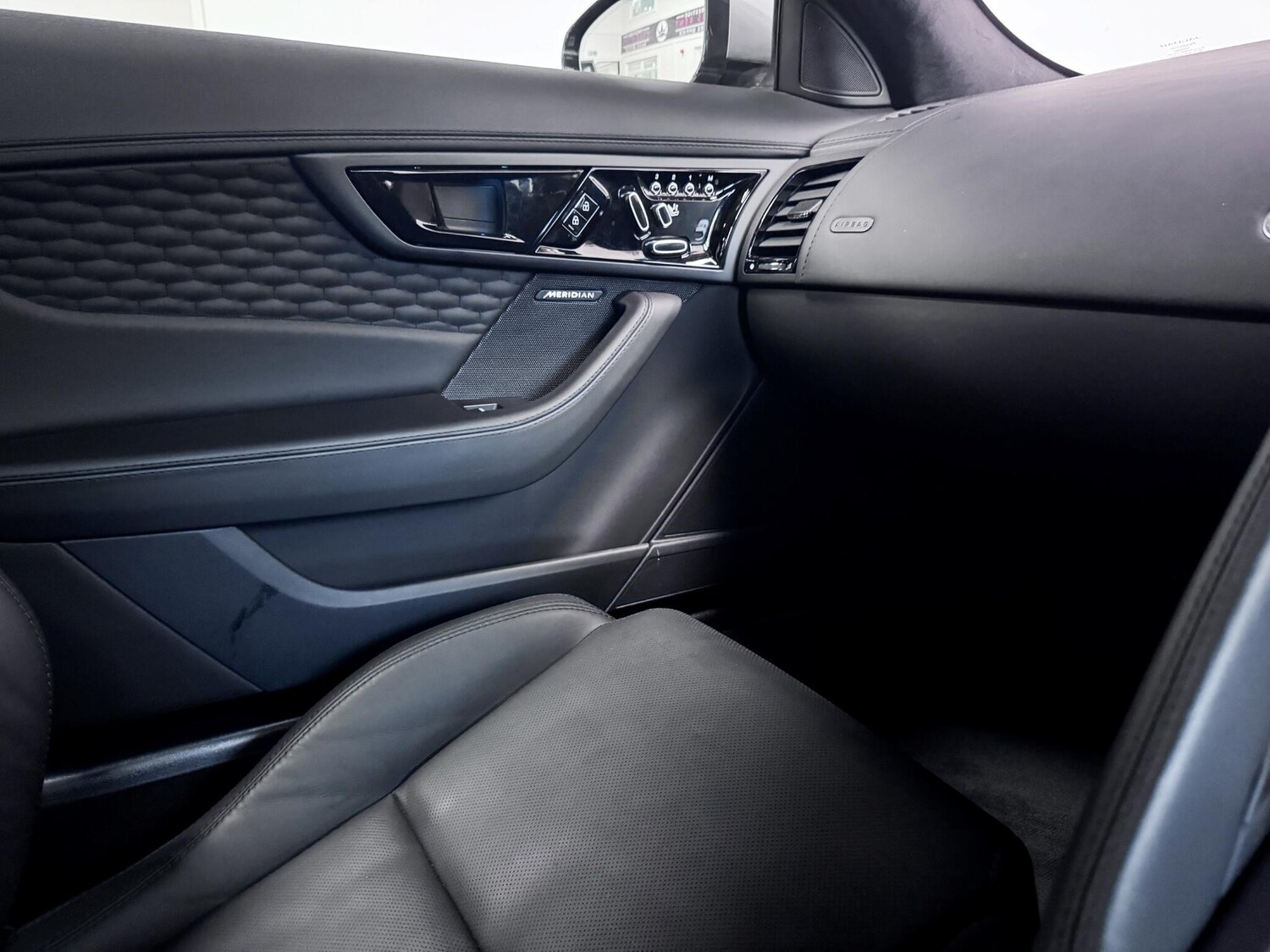 Used Jaguar F-Type 2023 for sale - 76644787: Photo 29