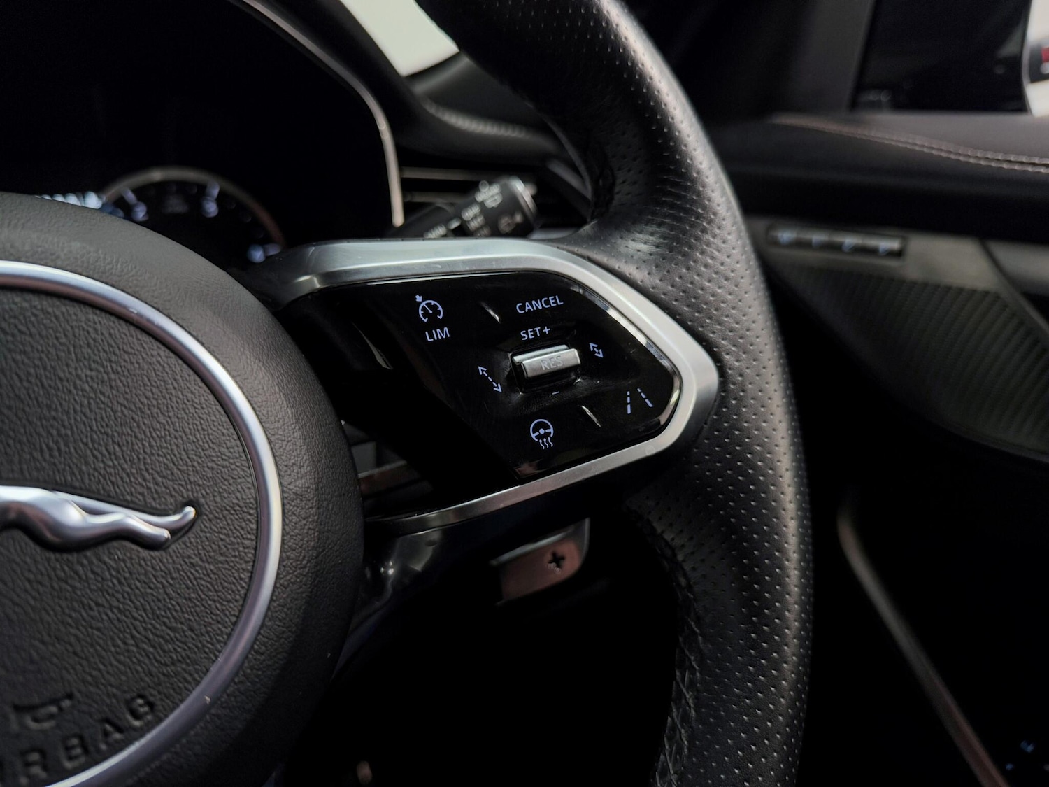 Used Jaguar F-Pace 2022 for sale - 76361382: Photo 35