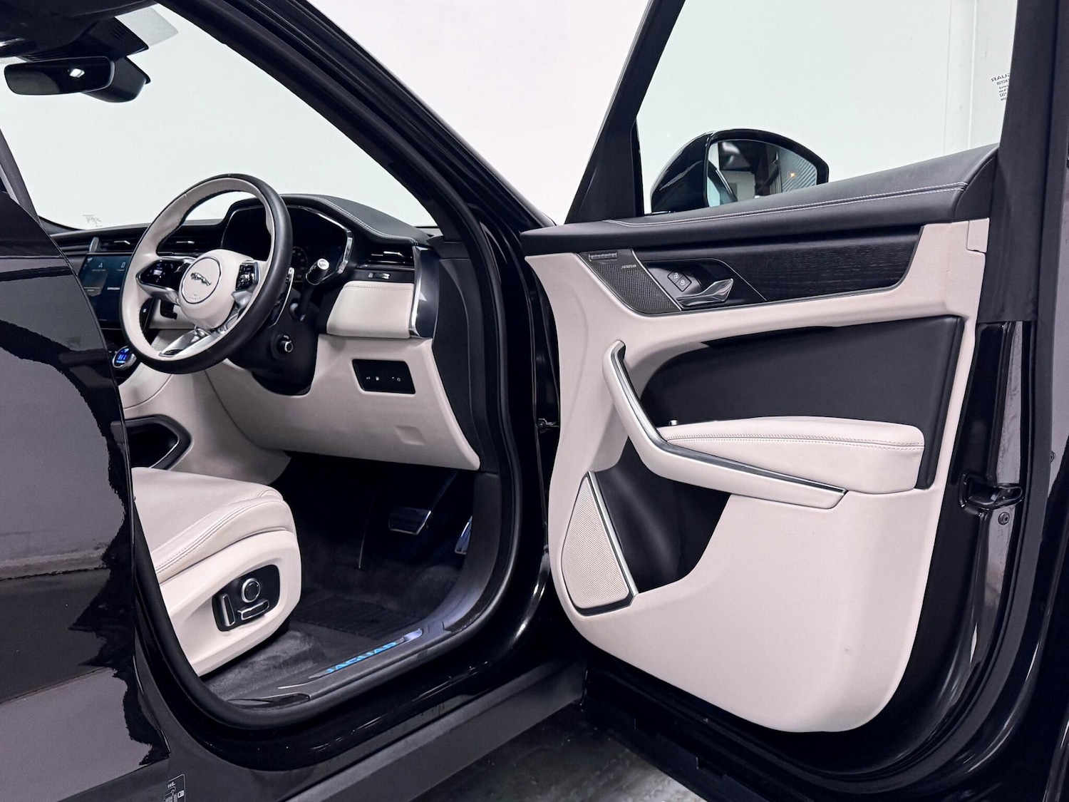 Used Jaguar F-Pace 2023 for sale - 76839770: Photo 14