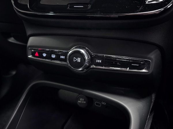 Used Volvo XC40 2023 for sale - 75588711: Photo 32