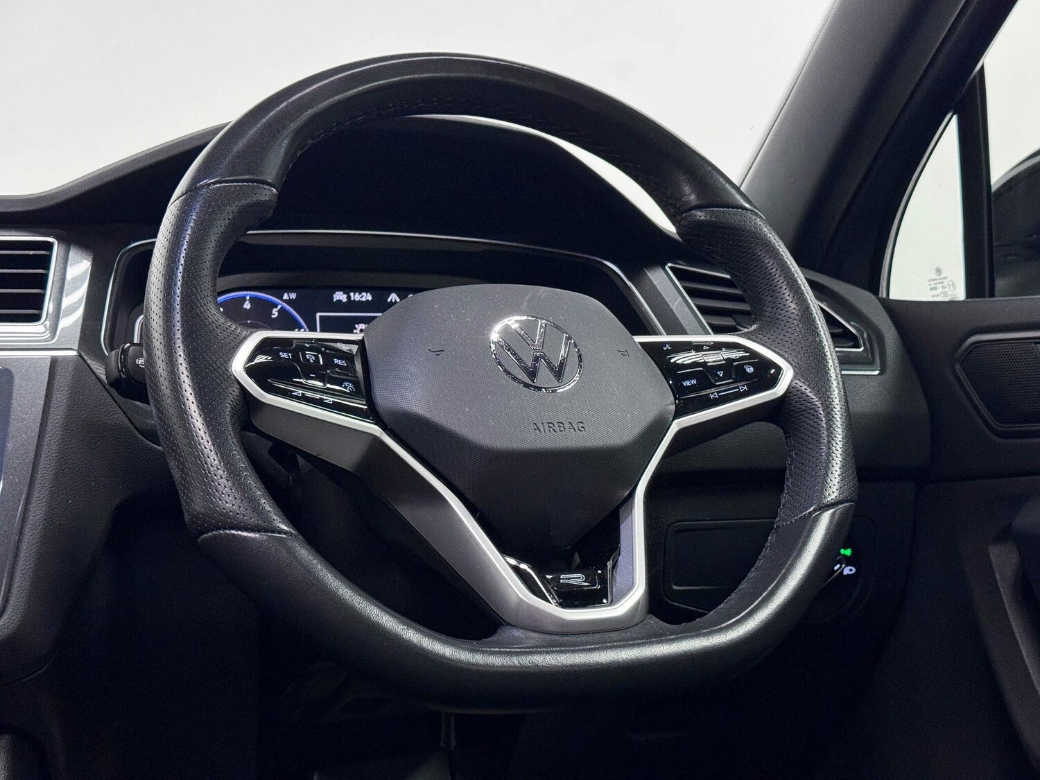 Used Volkswagen Tiguan 2024 for sale - 77074775: Photo 32