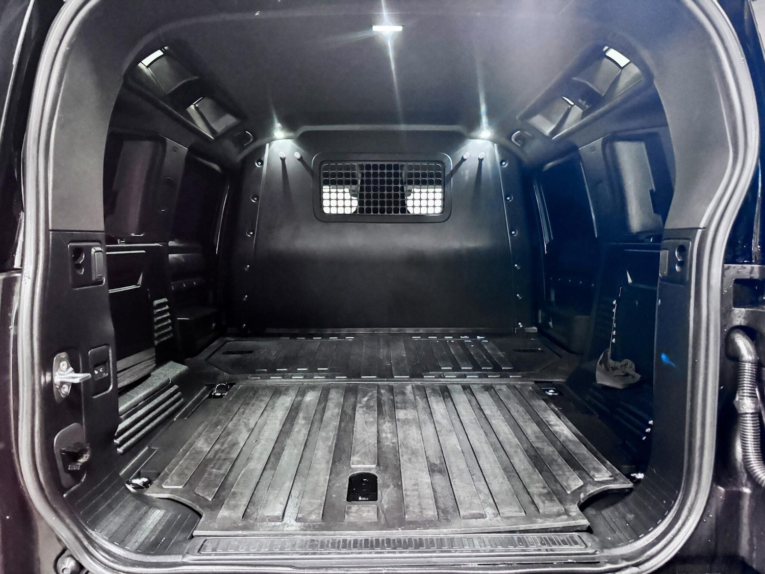 Used Land Rover Defender 2024 for sale - 77612390: Photo 12