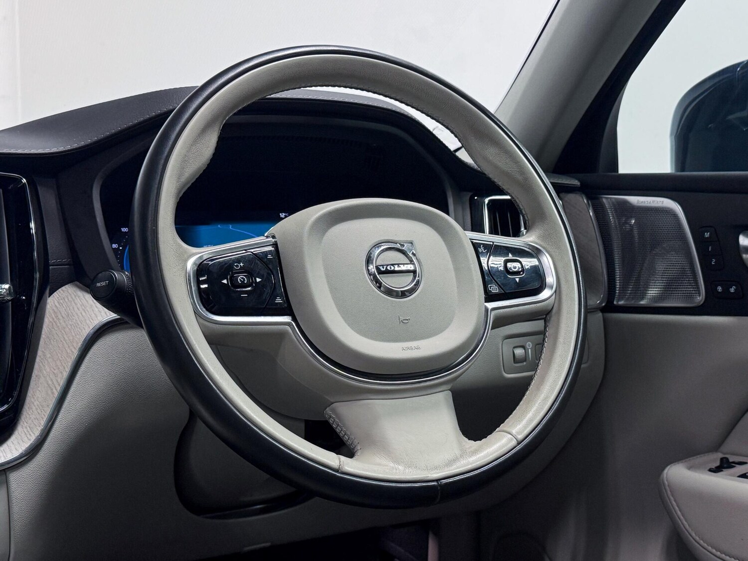 Used Volvo XC60 2022 for sale - 76912850: Photo 35