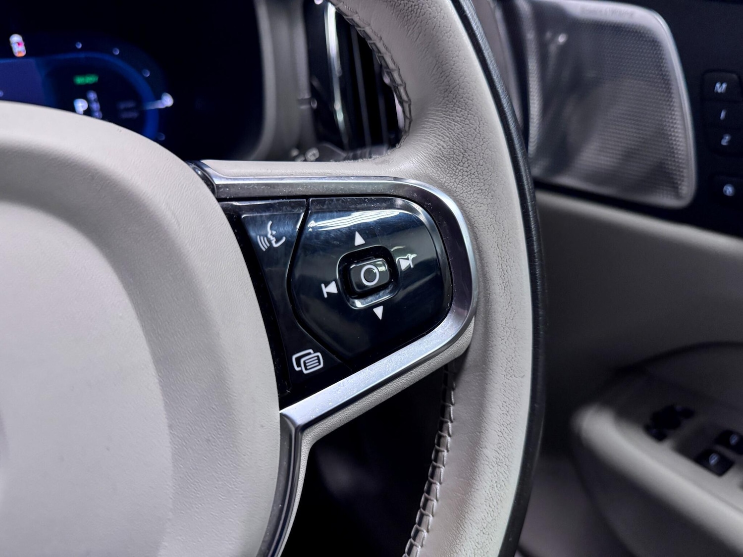 Used Volvo XC60 2022 for sale - 76912850: Photo 38