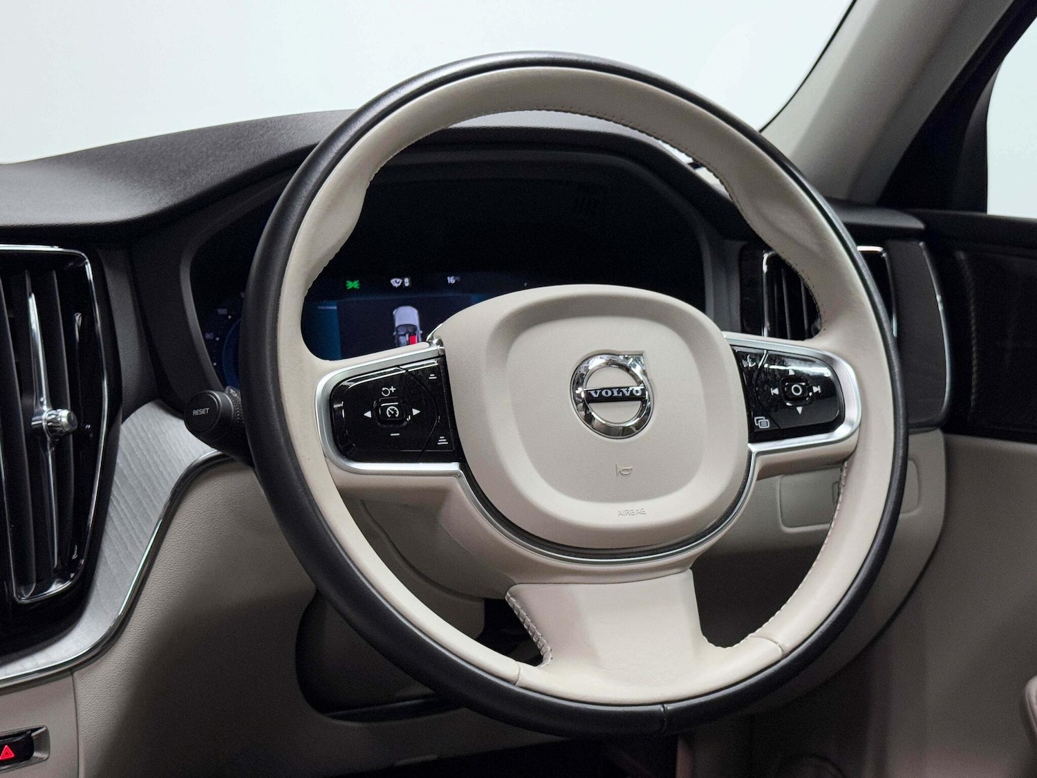 Used Volvo XC60 2024 for sale - 76072349: Photo 33