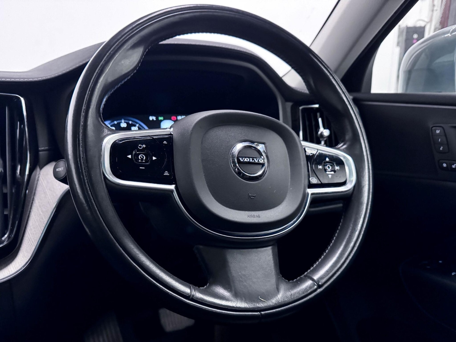 Used Volvo XC60 2021 for sale - 77016598: Photo 28