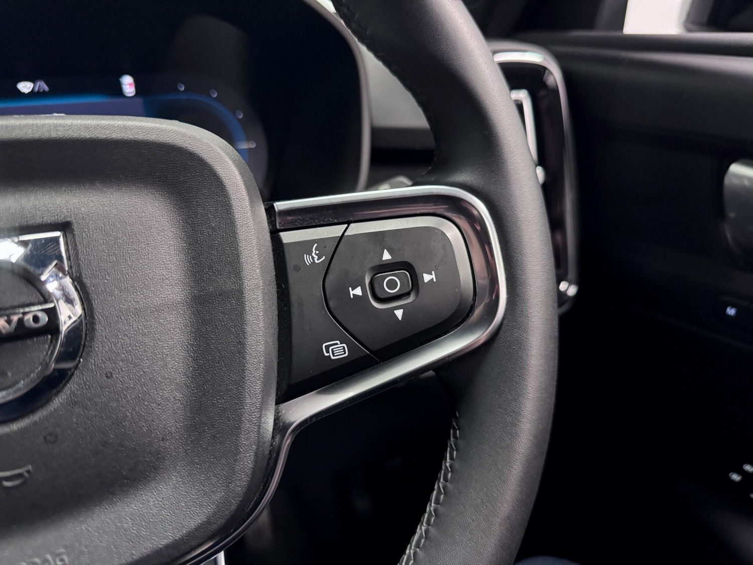 Used Volvo XC40 2023 for sale - 76952338: Photo 37