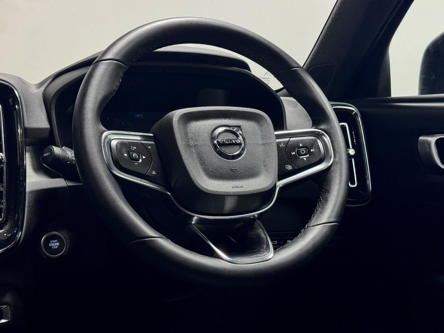 Used Volvo XC40 2022 for sale - 77120639: Photo 31