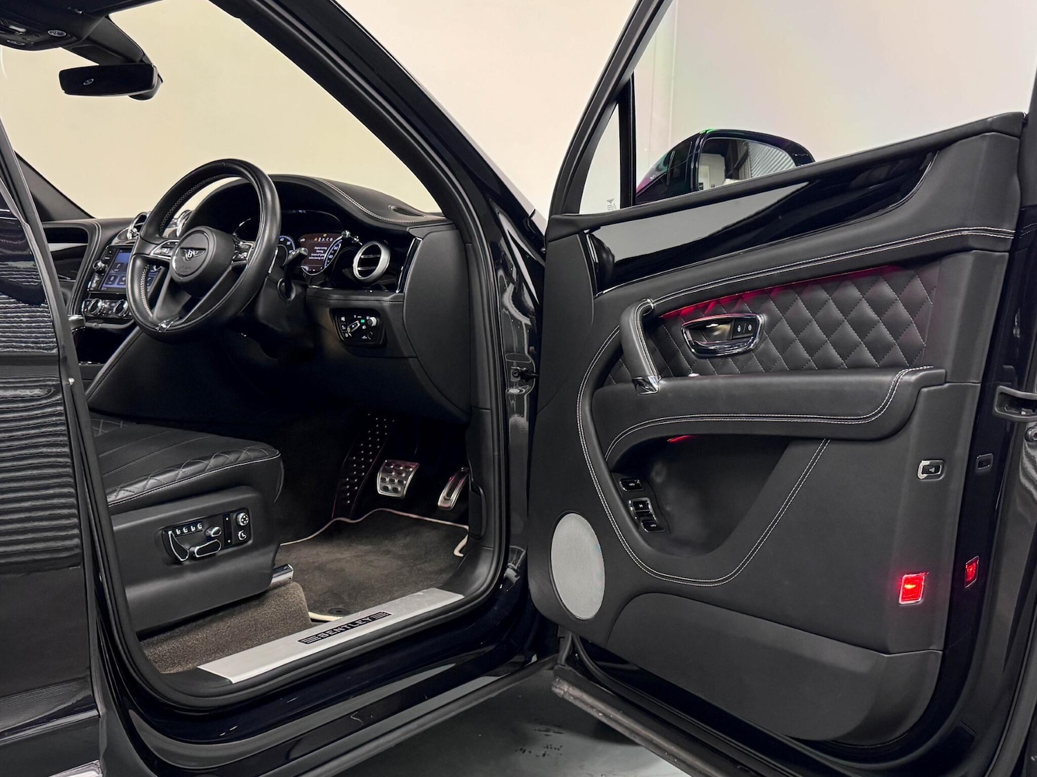 Used Bentley Bentayga 2017 for sale - 76472370: Photo 14