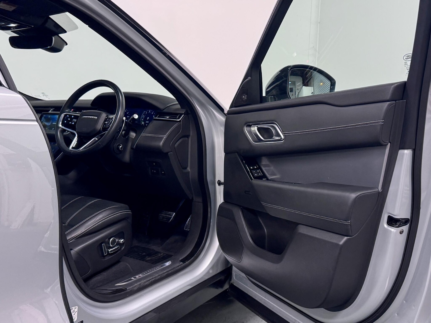 Used Land Rover Range Rover Velar 2023 for sale - 76659157: Photo 14