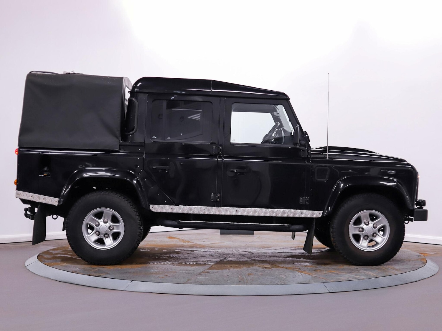 Used Land Rover Defender 110 2014 for sale - 77657979: Photo 11