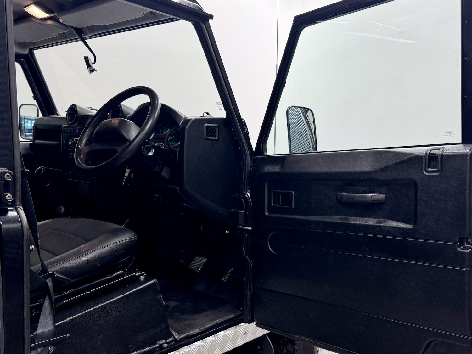 Used Land Rover Defender 110 2014 for sale - 77657979: Photo 19