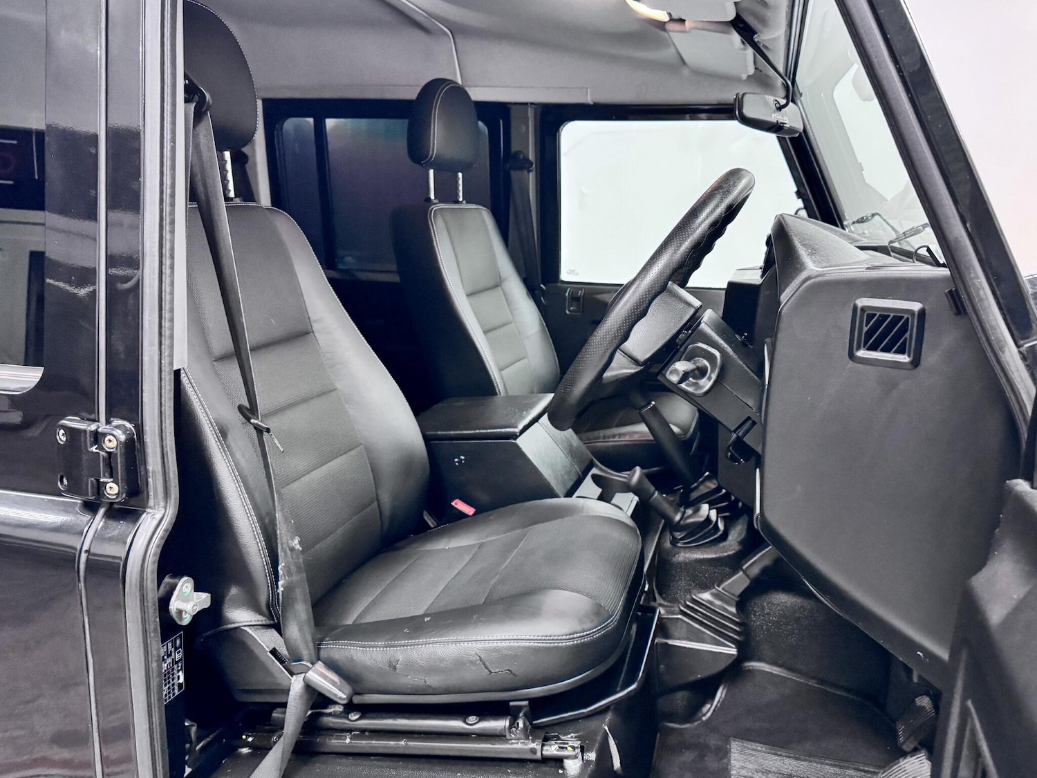 Used Land Rover Defender 110 2014 for sale - 77657979: Photo 22