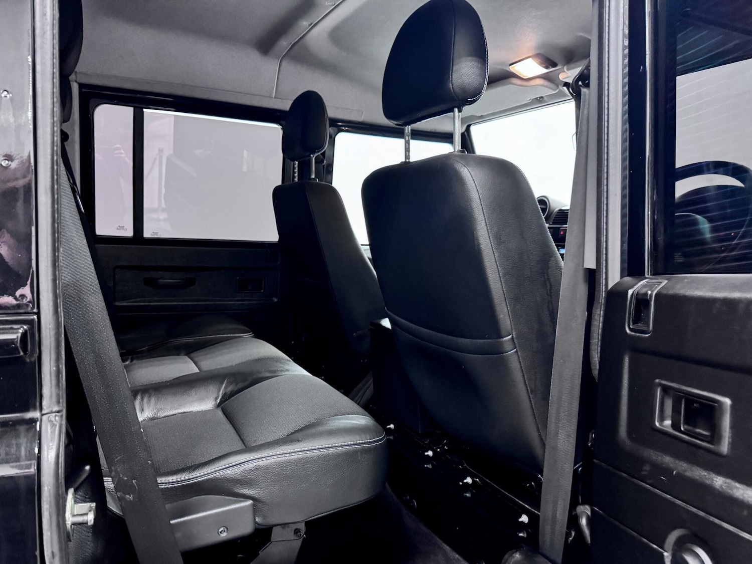 Used Land Rover Defender 110 2014 for sale - 77657979: Photo 27