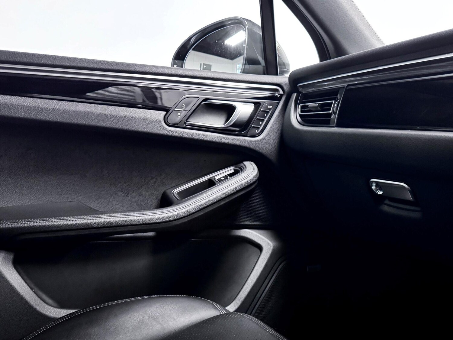 Used Porsche Macan 2020 for sale - 77684390: Photo 30