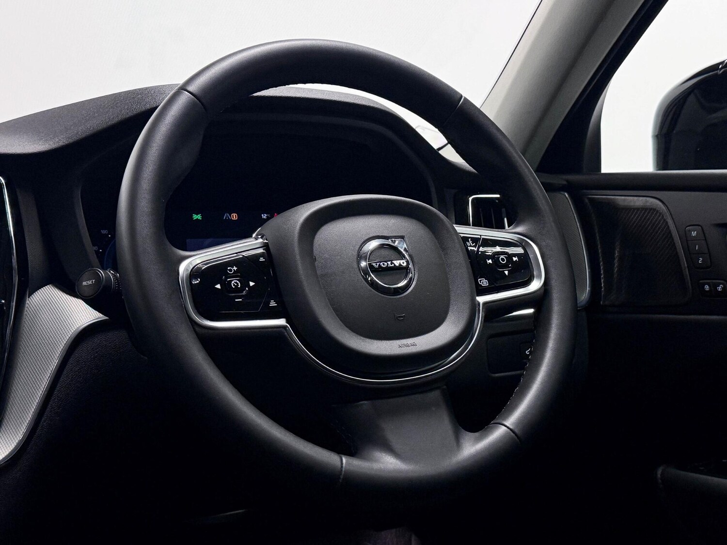 Used Volvo XC60 2023 for sale - 76409398: Photo 35