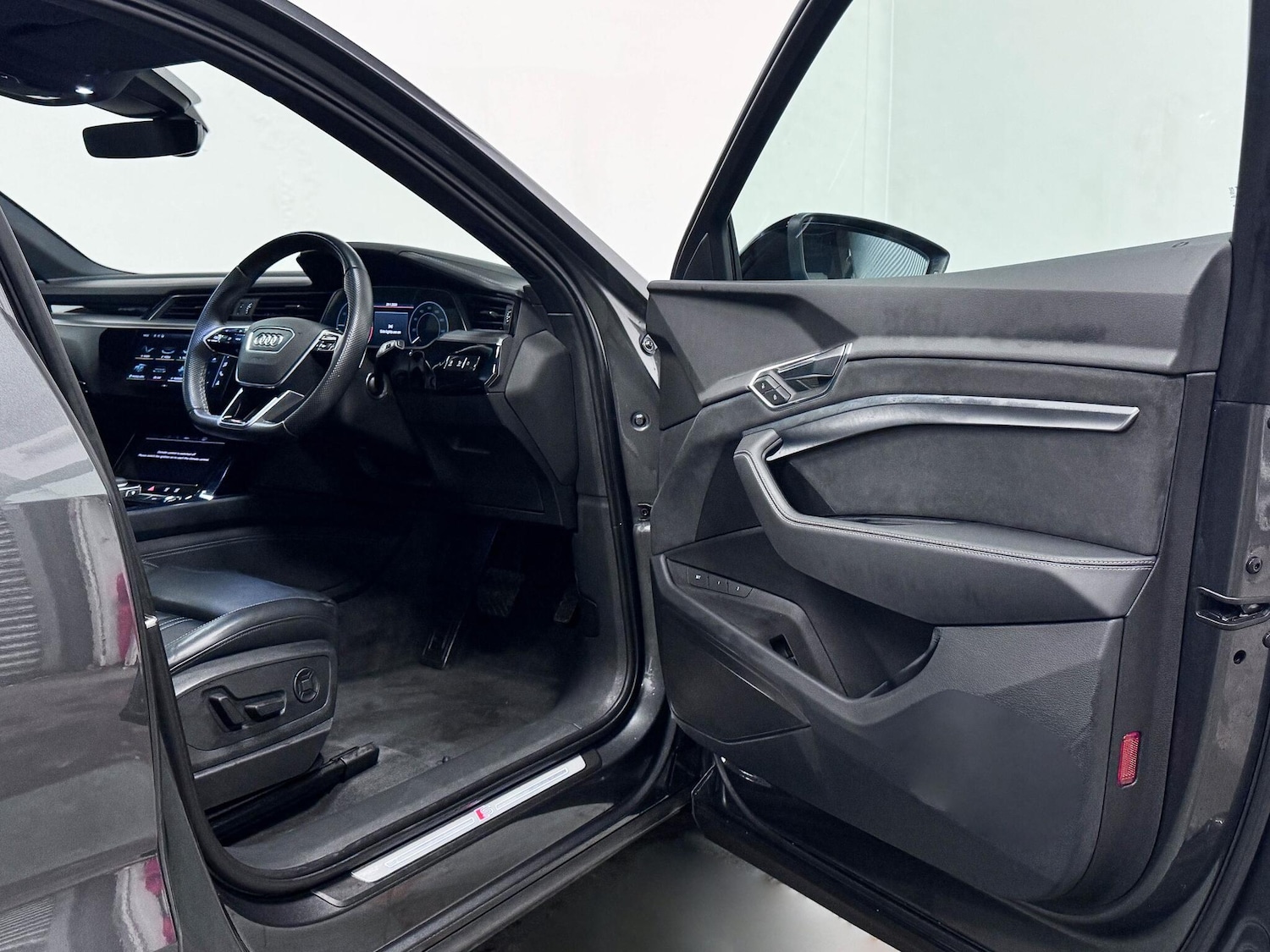 Used Audi e-tron 2023 for sale - 77291773: Photo 14