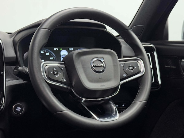 Used Volvo XC40 2023 for sale - 75781638: Photo 38