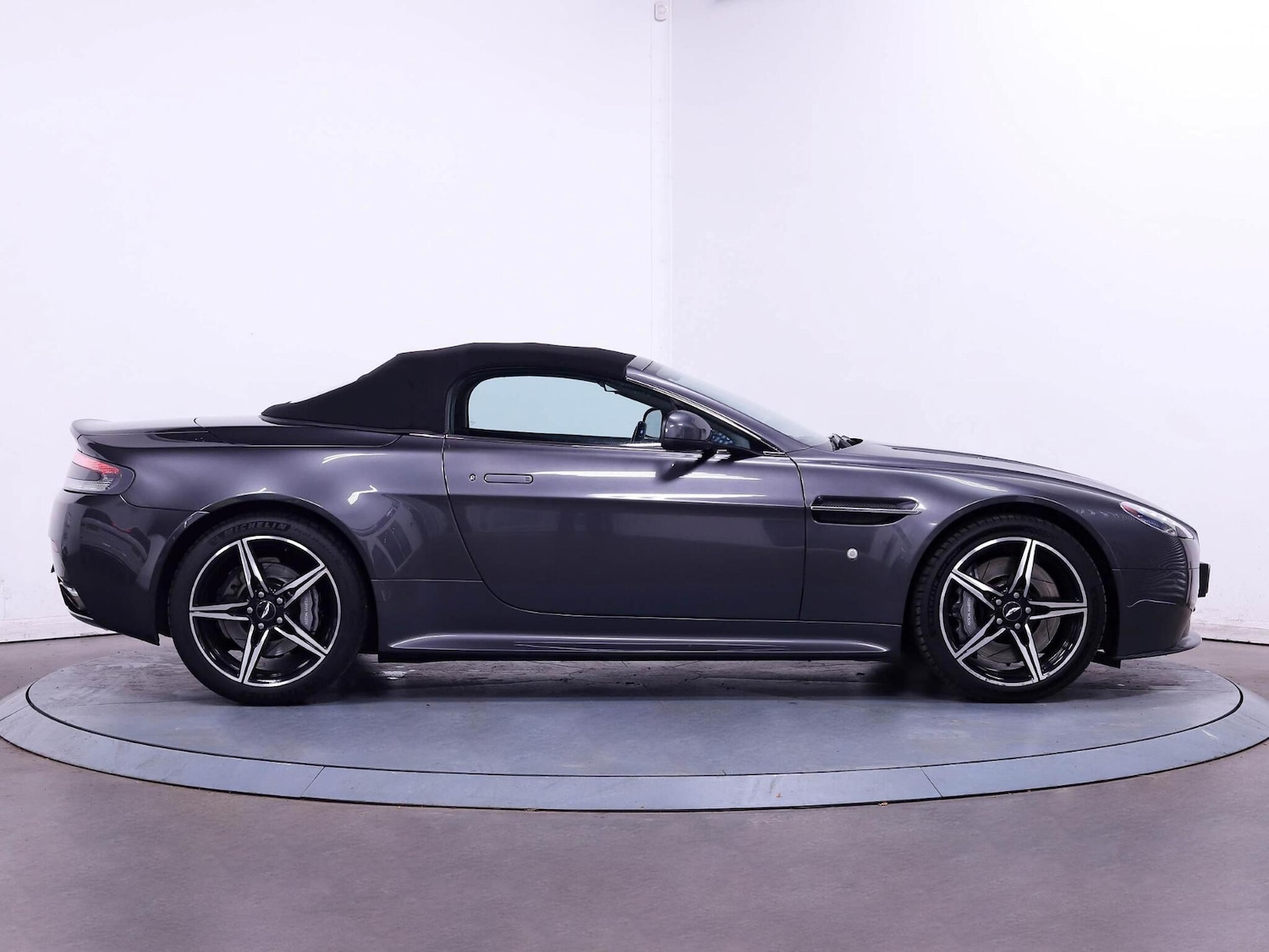 Used Aston Martin Vantage 2016 for sale - 76094452: Photo 16