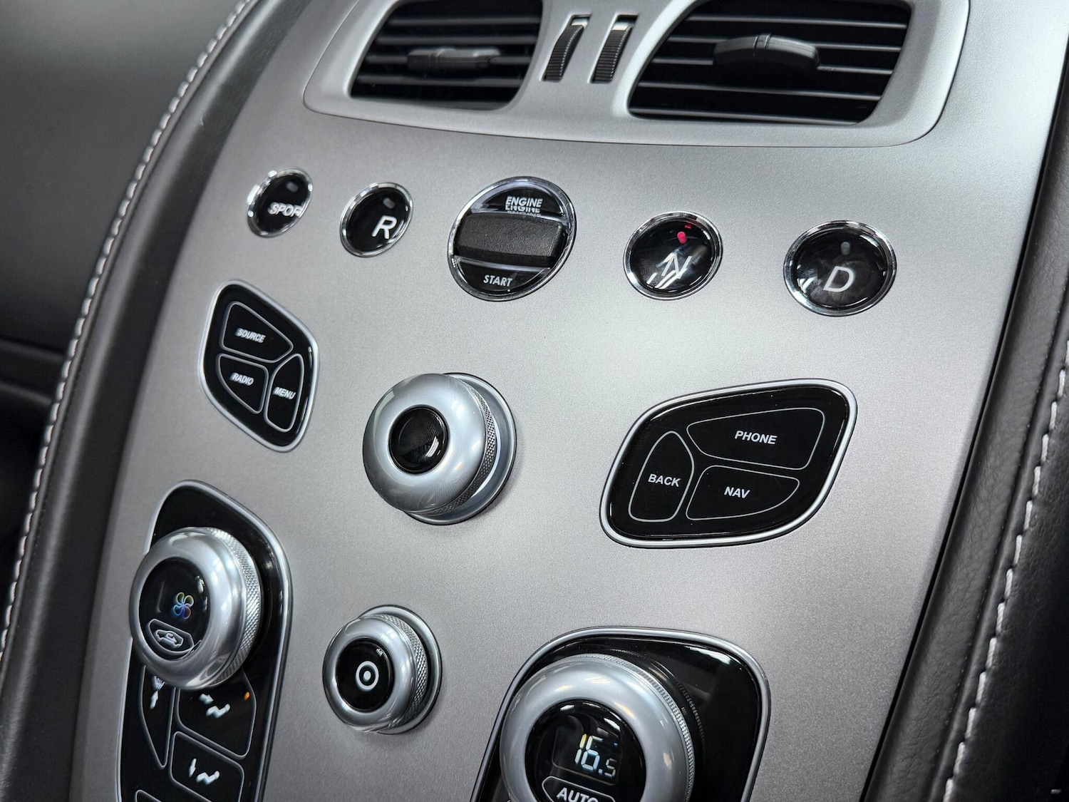 Used Aston Martin Vantage 2016 for sale - 76094452: Photo 43