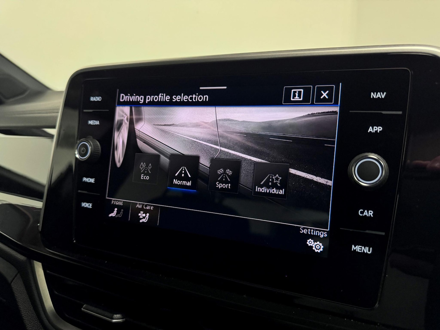 Used Volkswagen T-Roc 2024 for sale - 76513272: Photo 48