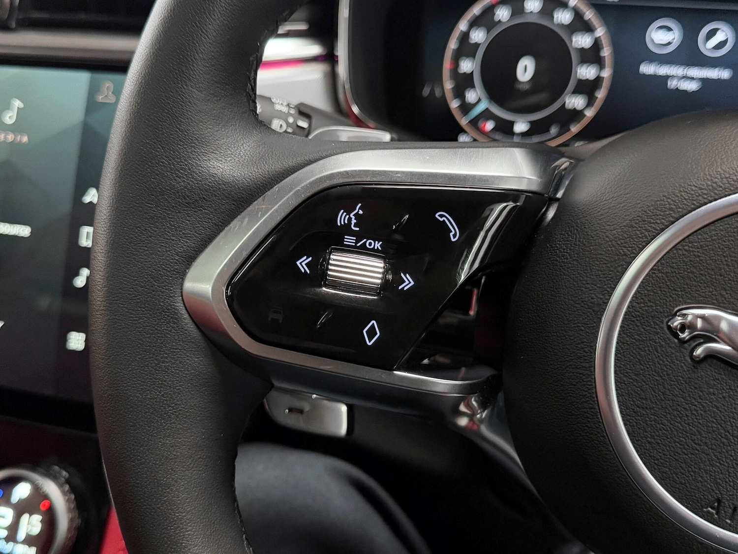 Used Jaguar F-Pace 2023 for sale - 76326110: Photo 33